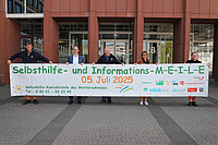 Mit einem 6 m langen Banner wird die Selbsthilfe-MEILE beworben.
