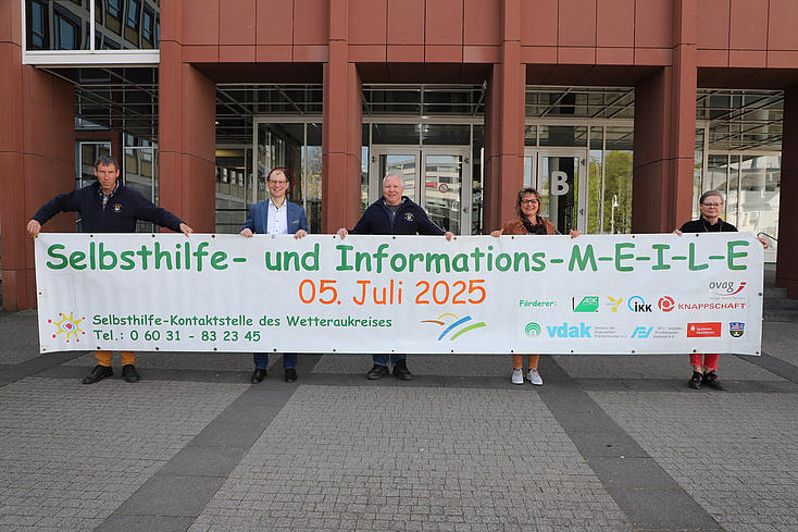 Mit einem 6 m langen Banner wird die Selbsthilfe-MEILE beworben.