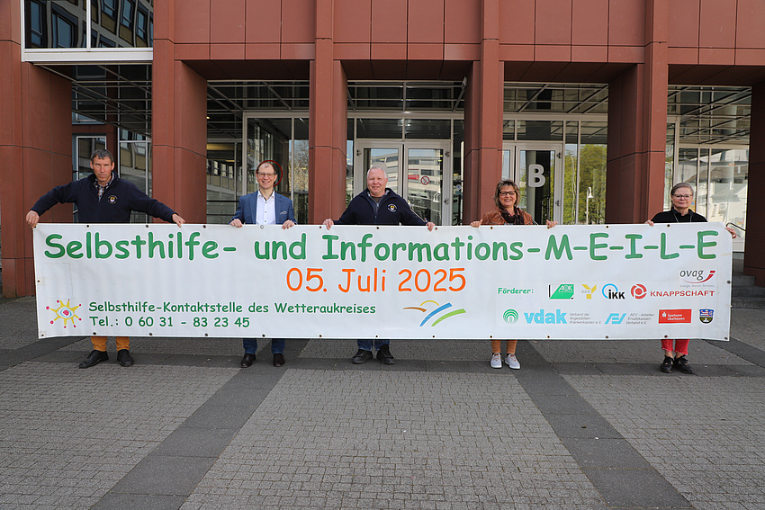 Mit einem 6 m langen Banner wird die Selbsthilfe-MEILE beworben.