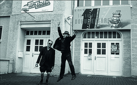 Zwei Männer vor einem Kino