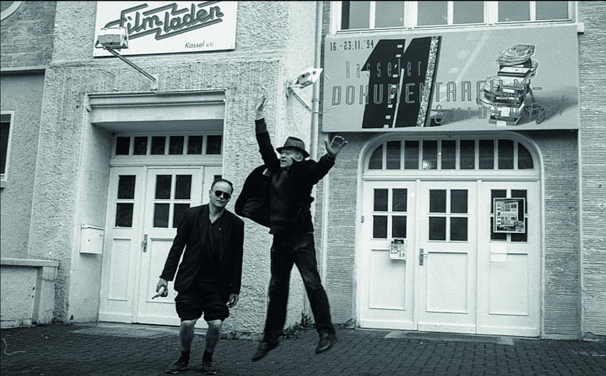 Zwei Männer vor einem Kino