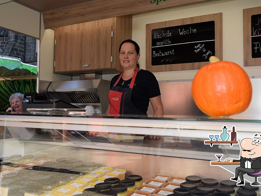 Michaela Jung hinter dem Marktstand in Bad Nauheim