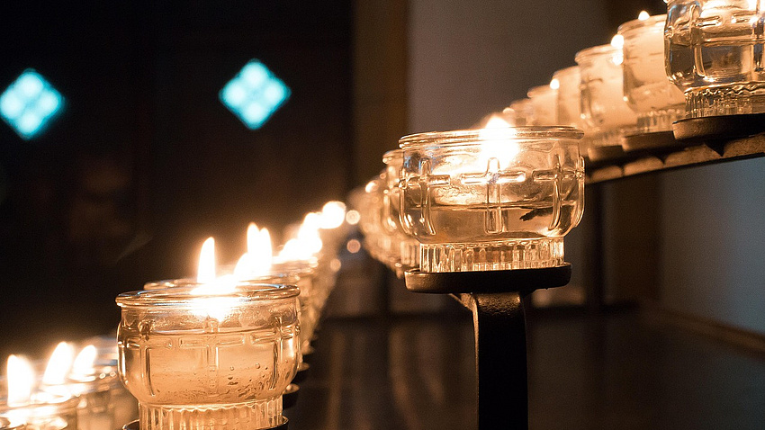 Kerzen in Glasbehältern