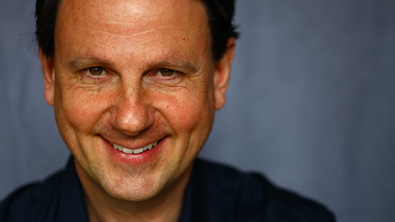 Portrait Kabarettist Sebstian Schnoy