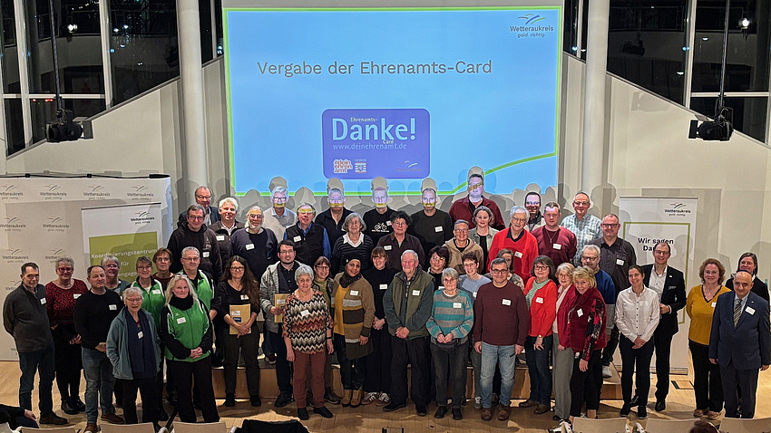 Eine große Gruppe ehrenamtlich enegagierter Menschen ist im Plenarsaal zusammengekommen. Das Foto zeigt die Gruppe von oben.