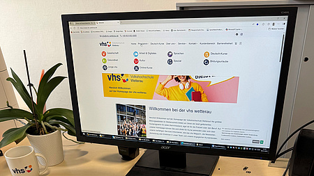 Das Bild zeigt einen Computer-Bildschirm, auf dem die neuen Kurse der Volkshochschule Wetterau angezeigt werden.