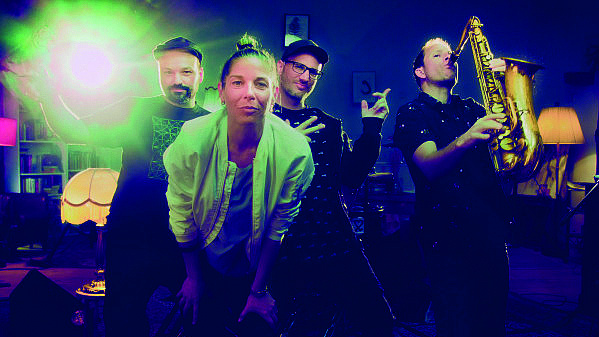 Die vierköpfige Band, vorn die Frontsängerin