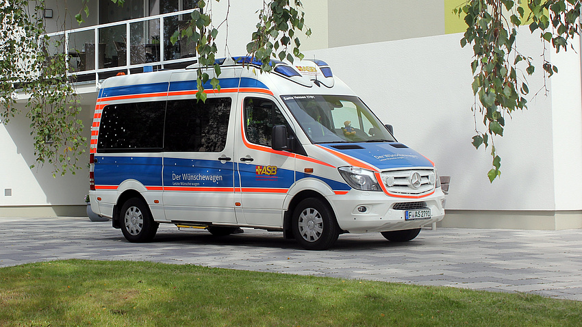 Ein Kleinbus mit der Aufschrift ASB und Wünschewagen.