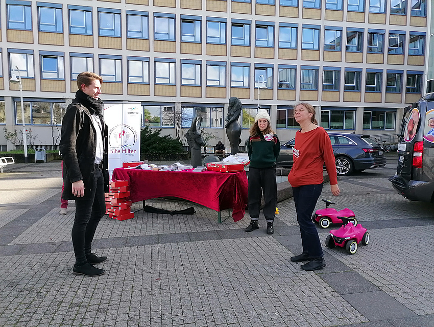 Ein interessierter junger Mann im Gespräch mit dem Team des NZFH