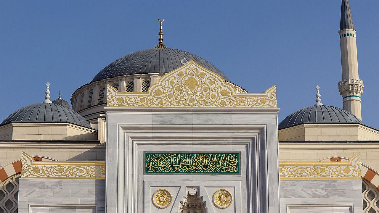 Gebäude einer Moschee mit Kuppeln und Türmen