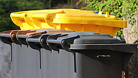 Verschiedene Mülltonnen.