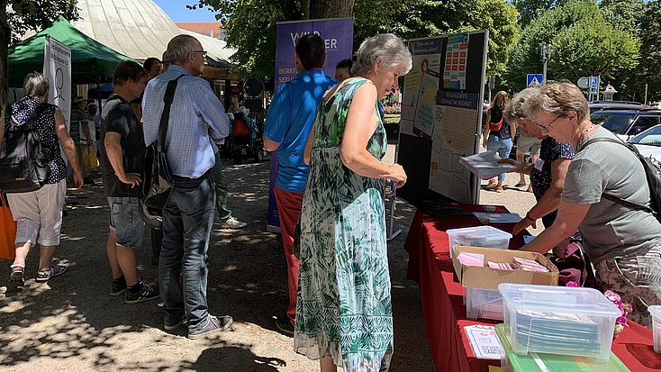 Impression Selbsthilfe-MEILE 2022 Menschen informieren sich an den Ständen der Selbsthilfe-MEILE