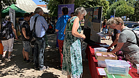 Impression Selbsthilfe-MEILE 2022 Menschen informieren sich an den Ständen der Selbsthilfe-MEILE