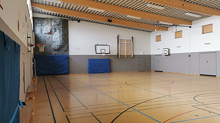 Zu sehen ist das Innere einer Schulsporthalle.