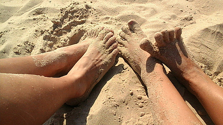 Füße im Sand am Strand