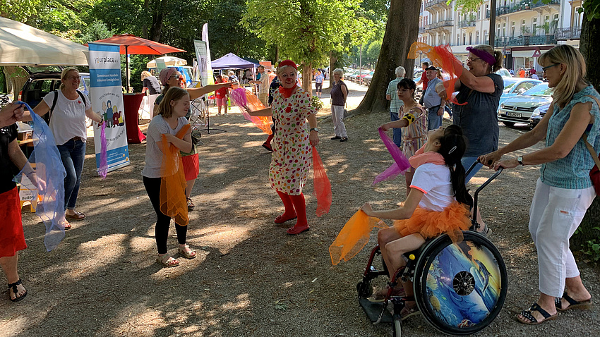 Yourplace rief auf zum flashmob, Tanz mit Tüchern Menschen mit bunten Tüchern wedeln und tanzen zur Musik