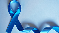 Das Bild zeigt eine blaue Schleife, die ein Symbol für Postatakrebs ist.