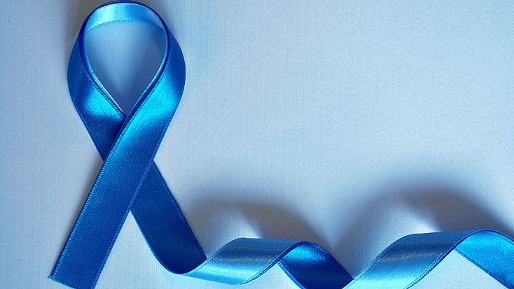 Das Bild zeigt eine blaue Schleife, die ein Symbol für Postatakrebs ist.