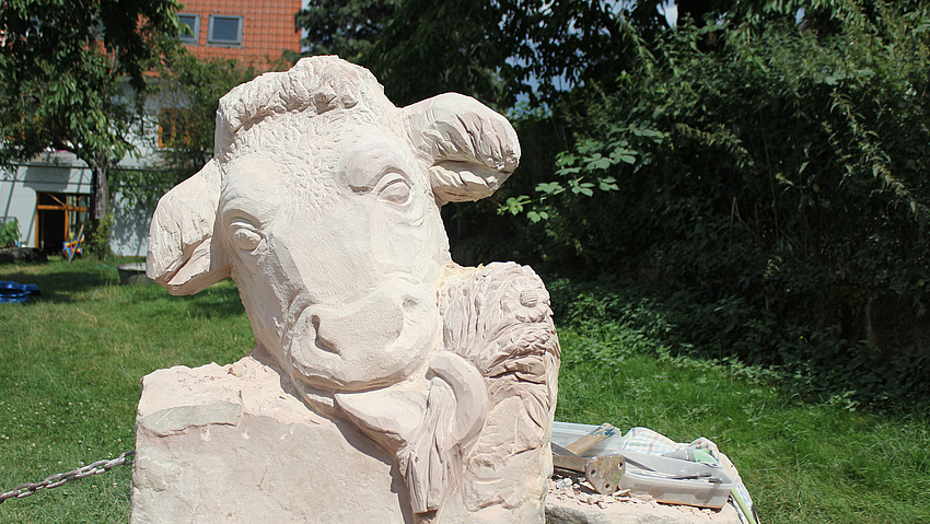 Skulptur eines Tierkopfes aus Stein