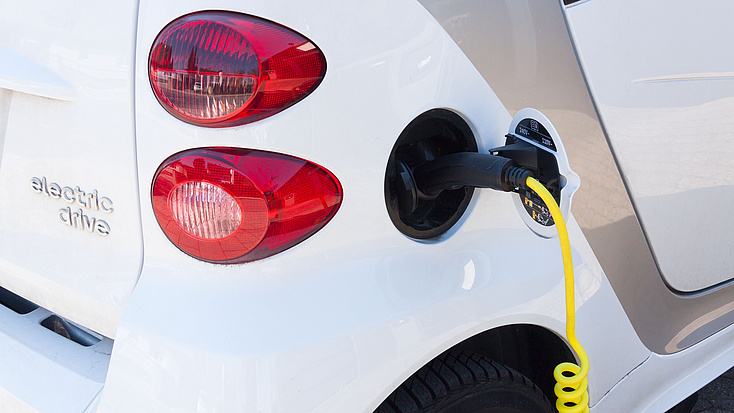 Ein E-Auto wird aufgeladen.