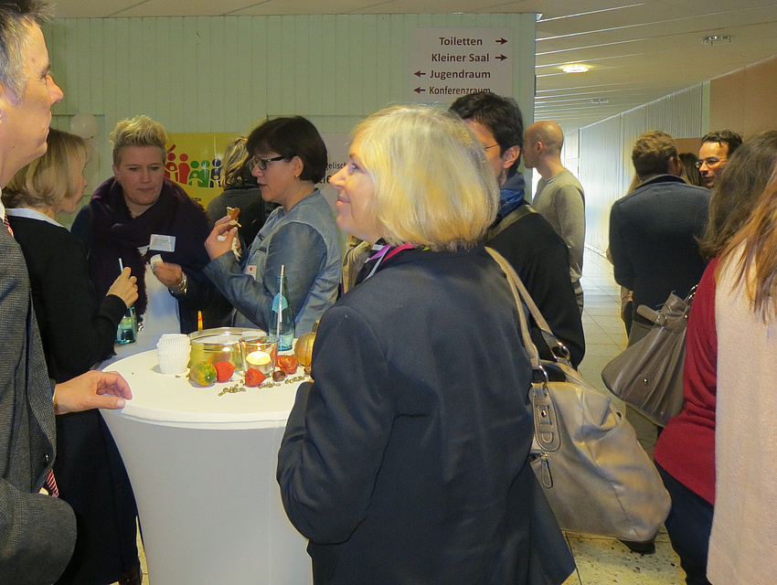 Sozial- und Jugendhilfeplanerin im Gespräch mit dem Bürgermeister