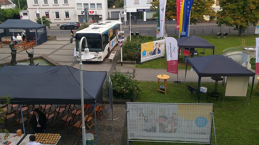 Eine Vielfalt an unterschiedlichen Ständen auf dem Europaplatz rund um die unterschiedlichen Ausbildungs- und Studienmöglichkeiten beim Wetteraukreis