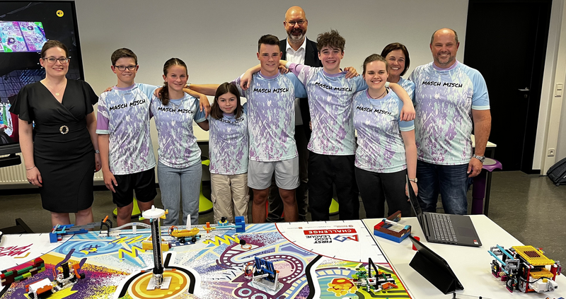 Medienzentrumsleitung Katja Müller-Lind und Kreisbeigeordneter Matthias Walther mit Team MaschMisch beim Pressekonferenztermin im Medienzentrum | Foto: Fachstelle Schul-IT und Medienzentrum Wetteraukreis