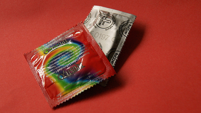 2 Päckchen bunte Kondome