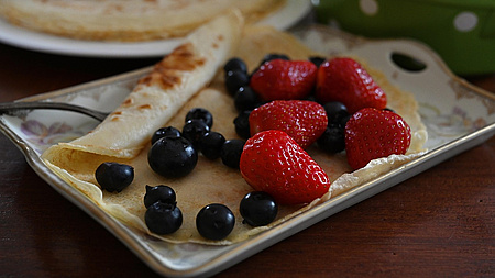 Ein Pfannkuchen mit Obst auf einem Teller