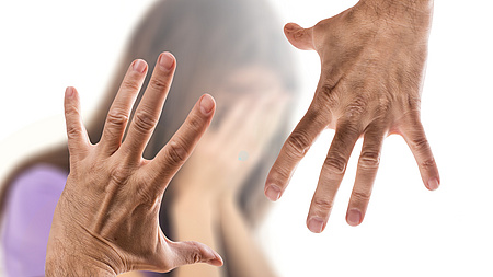 Eine Frau, die ihr Gesicht in den Händen verbirgt.