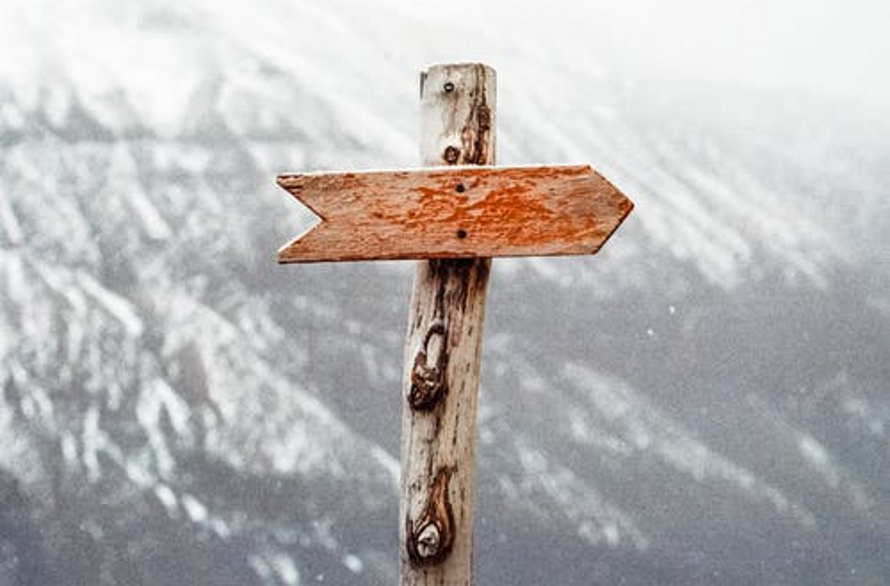 Holzpfosten mit einem Holzpfeil, der nach rechts zeigt