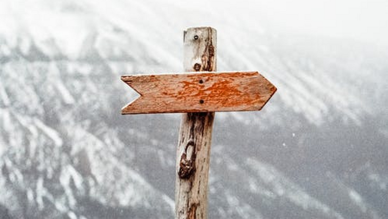 Holzpfosten mit einem Holzpfeil, der nach rechts zeigt