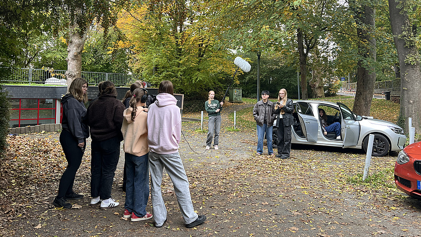 Jugendliche, die mit Kamera-Equipment einen Film drehen.