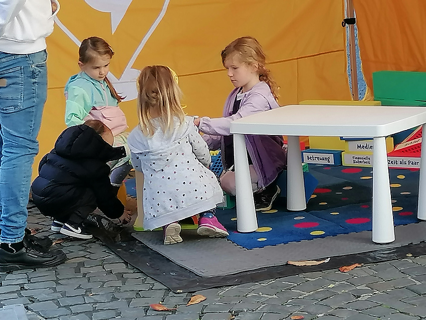 Spielemde Kinder im Pavillon