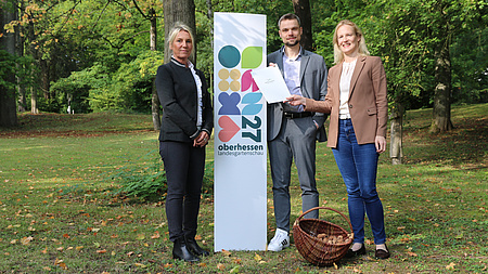 Birgit Weckler, Bärbel Wern und Florian Herrmann auf einer grünen Wiese.