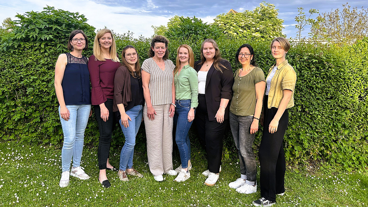 Acht Mitarbeiterinnen des Frauen-Notrufes Wetterau e.V. stehen zusammen draußen und lächeln in die Kamera.