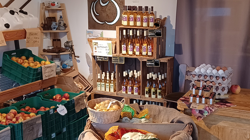 Sortiment eines Hofladen in der Auslage