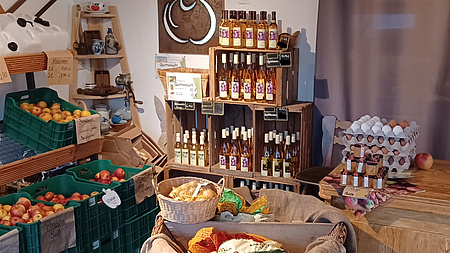 Sortiment eines Hofladen in der Auslage