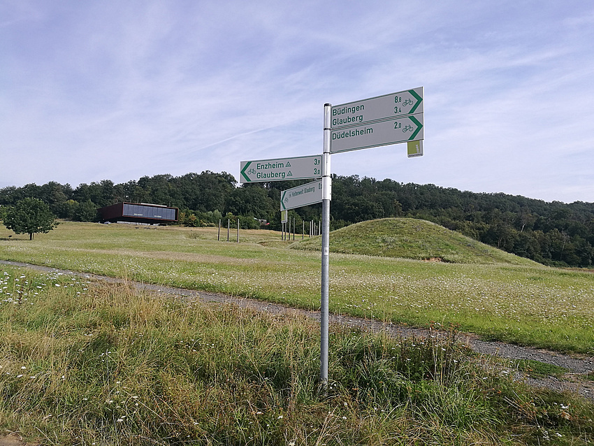 Schilder für Radfahrer auf einem Feldweg.