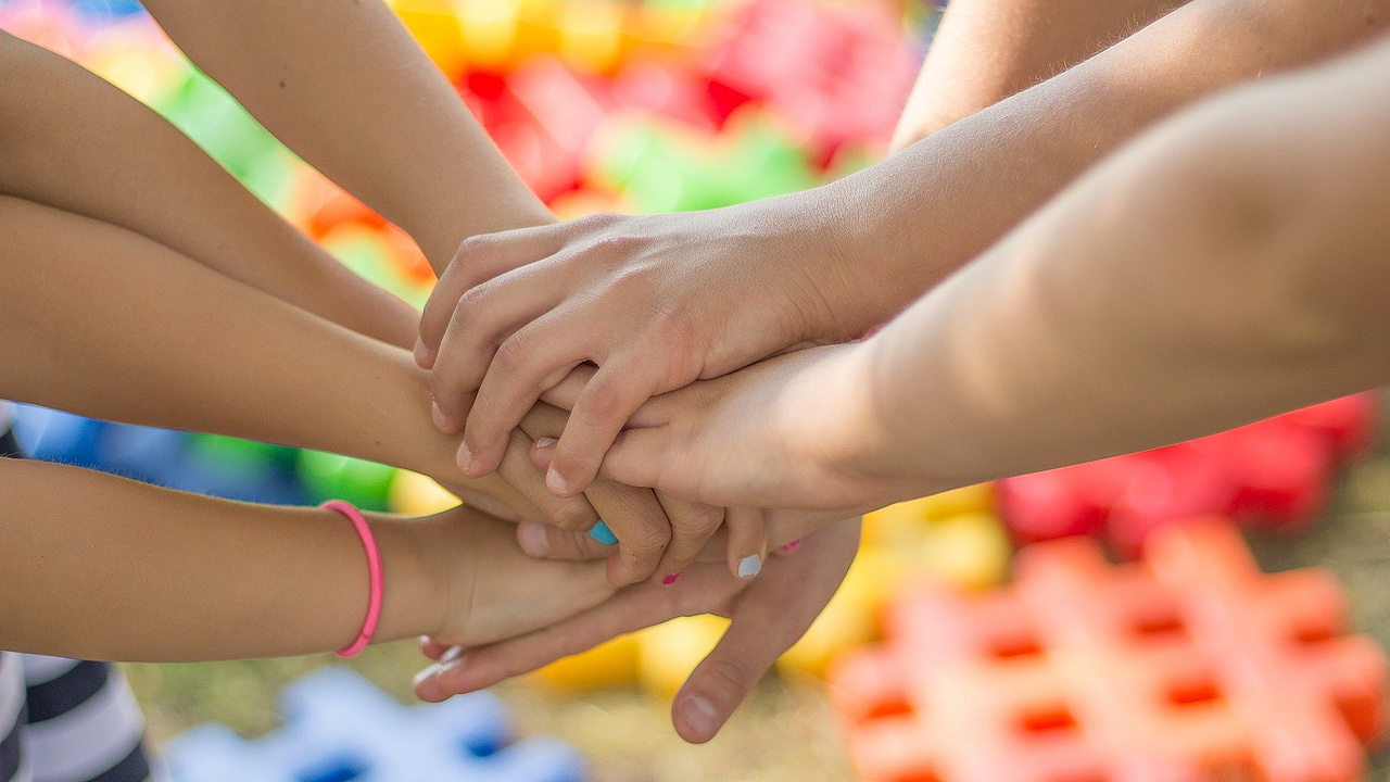 Hände vieler Personen aufeinander