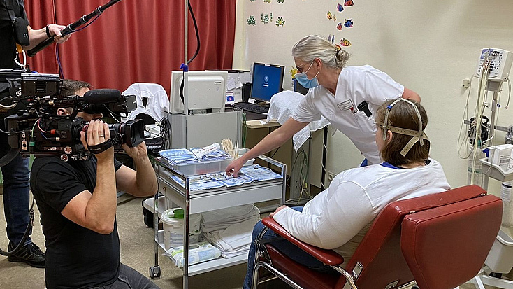 Susanne bei der Untersuchung im TSC-Zentrum Worms, begleitet von ZDF-Team, Foto privat