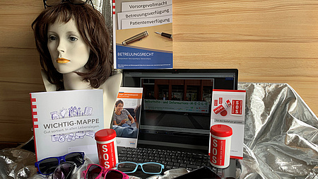 Broschüren, SOS-Dosen, Tablets, Perücken, Notfallmappen, Betreuungs- und Patientenverfügungen