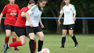 Fußballspielende Mädchen