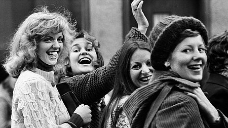 Schwarz-Weiß-Aufnahme von vier Frauen