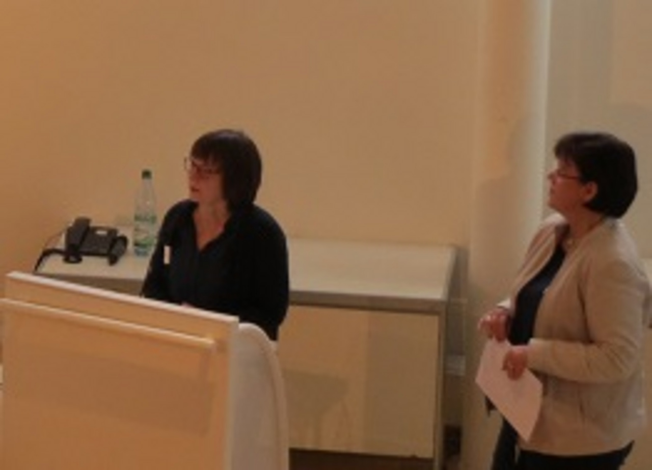 Zwei Teilnehmerinnen am Sprechpult